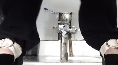 办公楼女厕高清摄像头近距离偷拍制服美女同事的肥美大鲍鱼